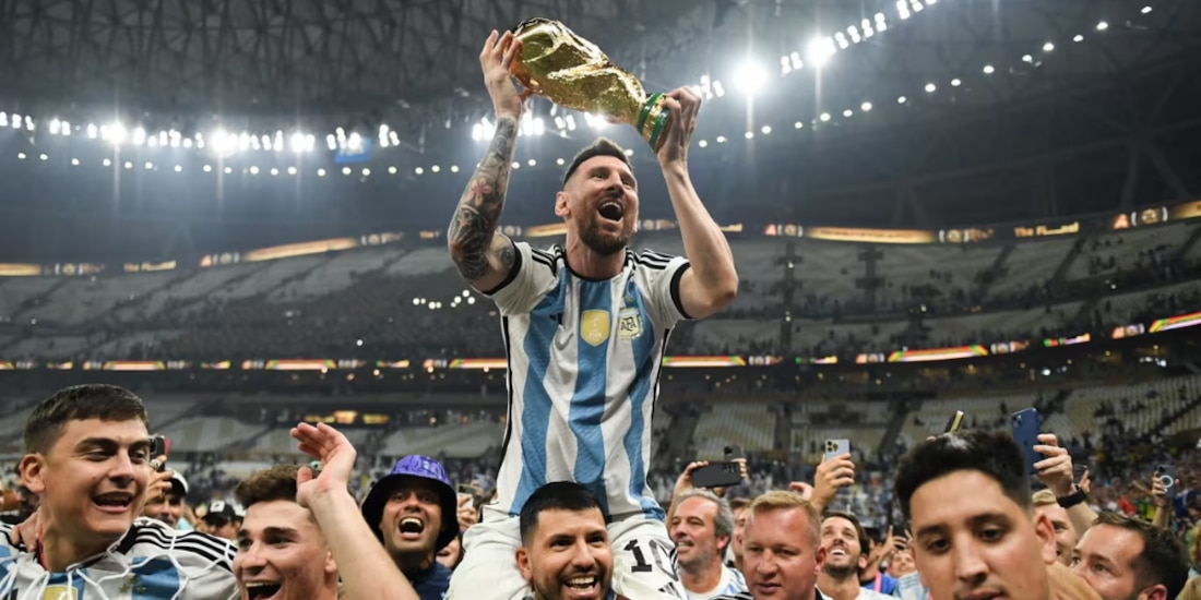 Lionel Messi levantando la Copa del Mundo.