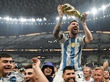 Lionel Messi levantando la Copa del Mundo.