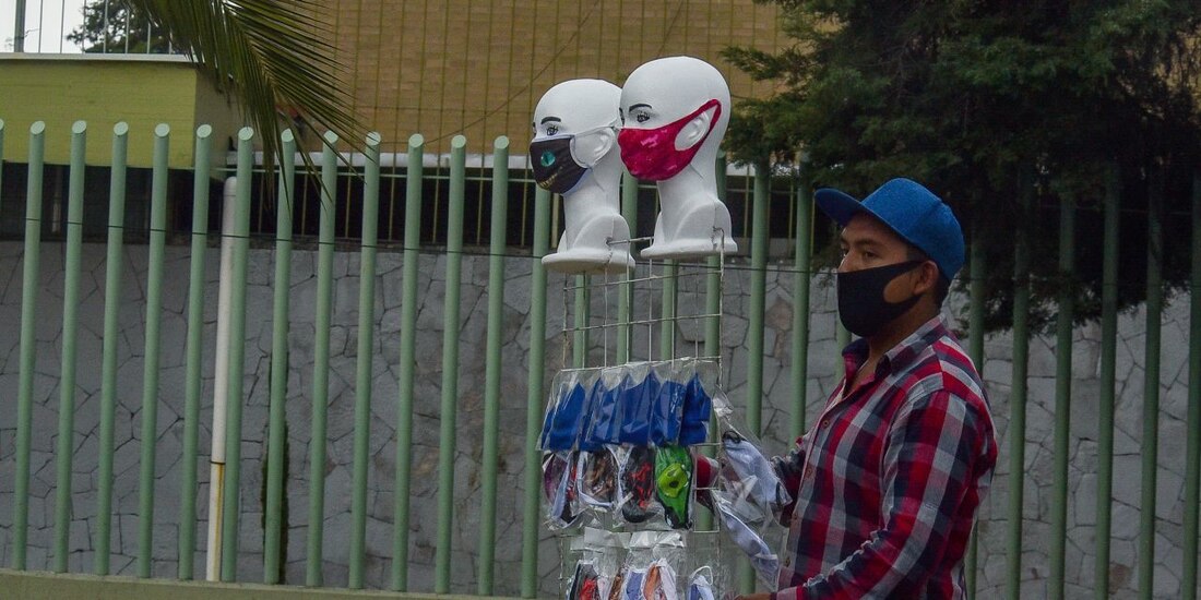 Venta de cubrebocas en calles de la Ciudad de México
