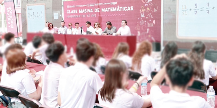 EL SECRETARIO Mario Delgado (5.o de der. a izq.), ayer, en una clase masiva de matemáticas en Hermosillo