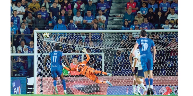 KEYLOR, en una de sus atajadas, ayer, en el Ciudad de los Deportes.