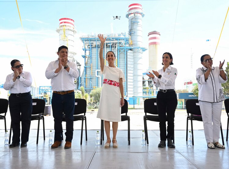 Luz Elena González y Claudia Sheinbaum encabezaron la inauguración de la nueva Central de Ciclo Combinado en San Luis Potosí.