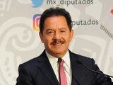 Ignacio Mier, coordinador de la bancada de Morena en la Cámara de Diputados, muestra el dictamen que se aprobó en lo general el día de hoy