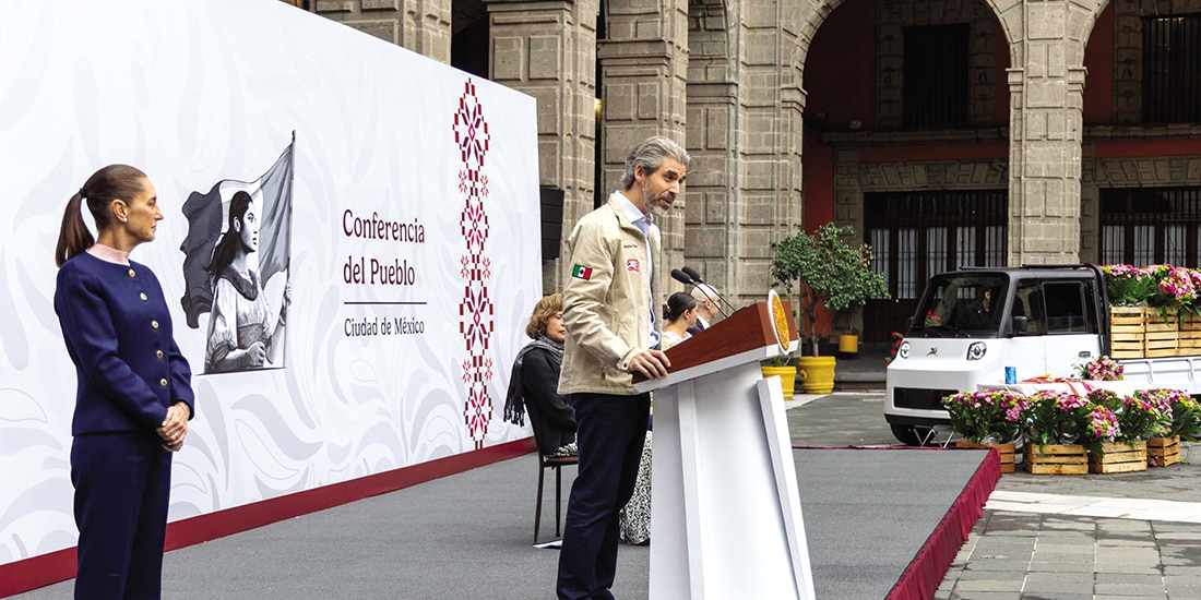 LA PRESIDENTA, ayer, con el director del proyecto
