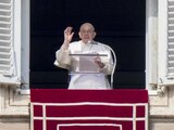 El Papa Francisco entrega su bendición mientras recita la oración del Ángelus desde la ventana de su estudio con vista a la Plaza de San Pedro, en el Vaticano, el domingo 22 de enero de 2023