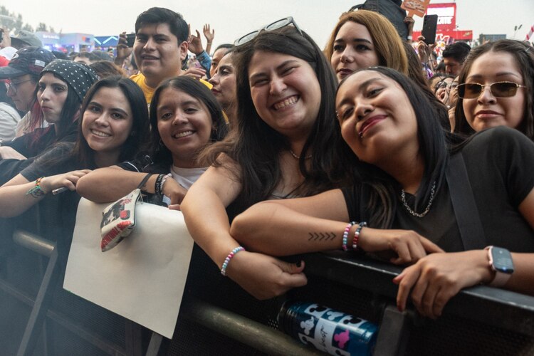 La banda celebró diez años de trayectoria con momentos emotivos, destacando la conexión con sus fans y cerrando con su éxito “Ángel Cruel”.