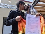 Recién casados muestran su acta al salir del registro civil, en Toluca.