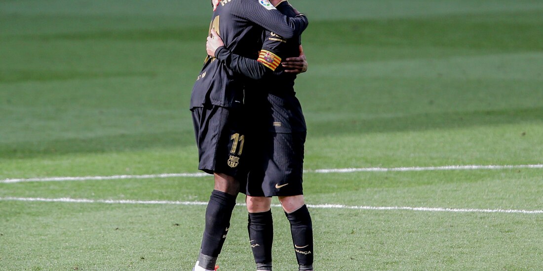 Lionel Messi y Ousmane Dembélé celebran un gol del Barcelona contra el Villarreal el pasado domingo.