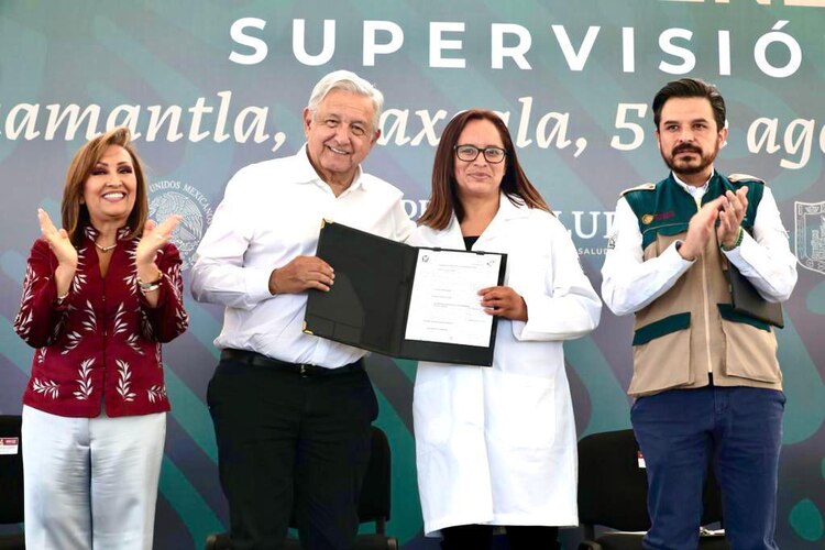 AMLO con la doctora Katya Cervantes Roldán.