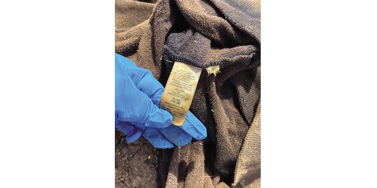 Sudadera azul marino con gorro.