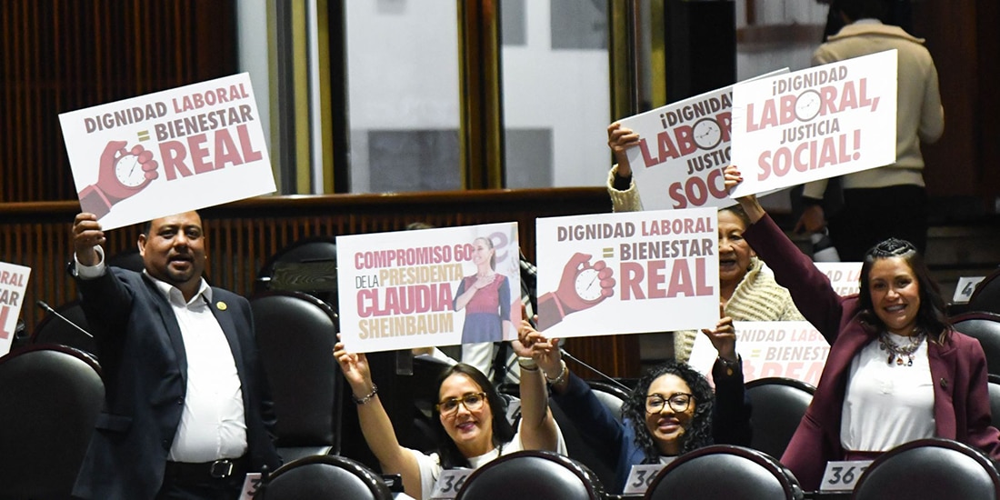 Diputados del grupo parlamentario de Morena muestran cartulinas en apoyo del dictamen en lo materia de reducción de la jornada laboral a 40 horas