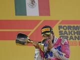 Checo Pérez celebra la victoria en el Gran Premio de Sakhir en la Fórmula 1