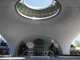 Un óculo aparece entre dos entradas de patio al Museo Lucas de Arte Narrativo durante una vista previa del museo el lunes 31 de agosto de 2026 en Los Ángeles.