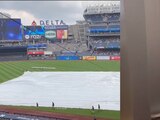 El mal clima en Nueva York causó inundaciones en el Yankee Stadium antes del juego de MLB entre Nueva York y Milwaukee.