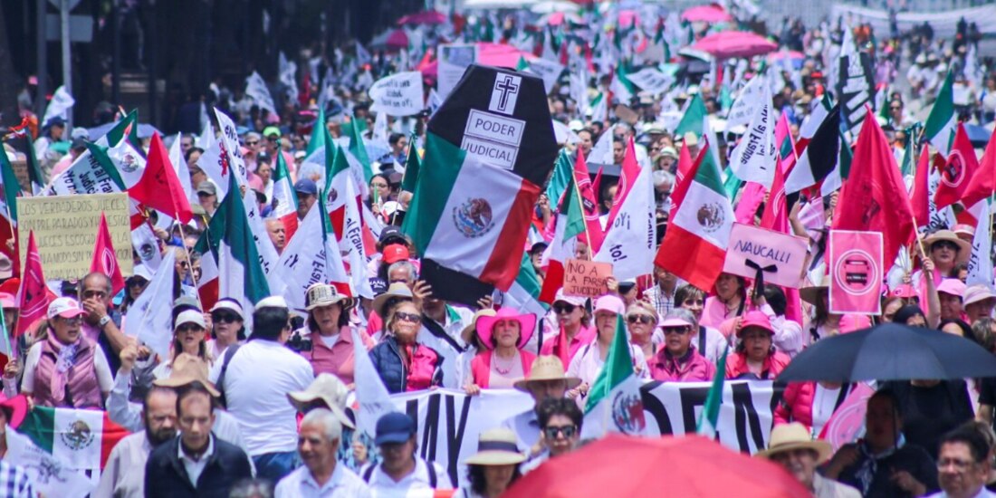 Cientos de personas participaron ayer en la marcha del Domingo Negro.
