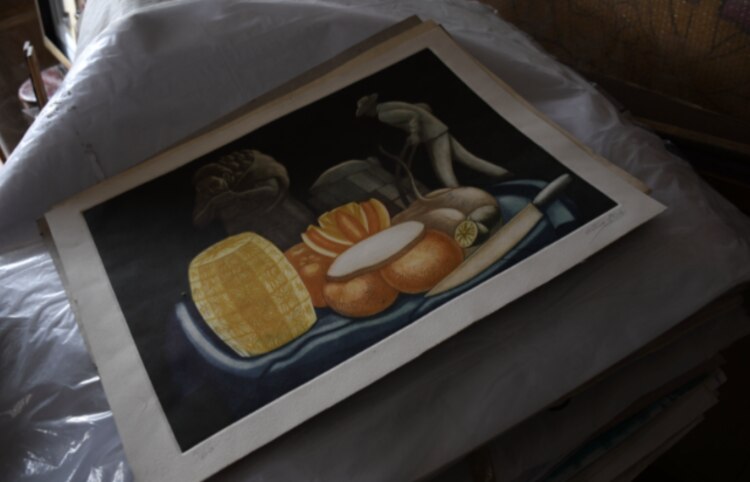 En la intimidad │ En los cuadros de Arturo Estrada que están en su estudio, así como objetos y elementos personales, se visibiliza el estilo pictórico del artista.