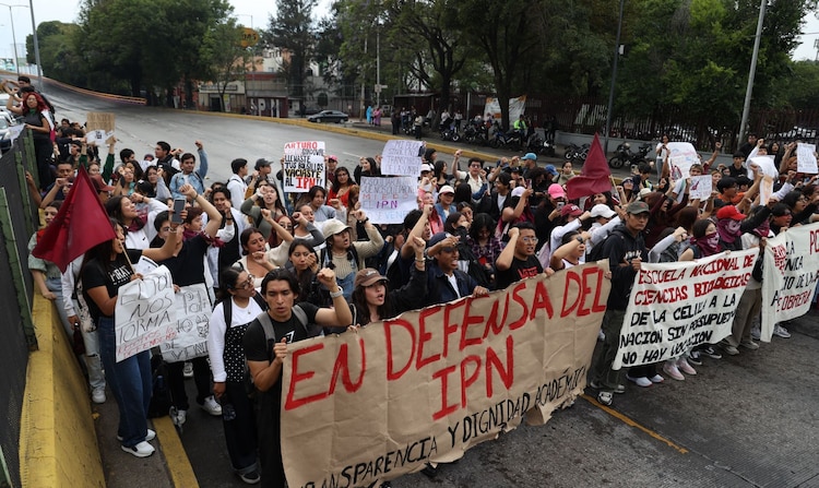 Tras tomar las instalaciones de Canal Once, estudiantes de diversas escuelas de IPN bloquean la vialidades