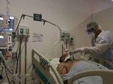 Personal médico revisa la evolución de un paciente intubado.