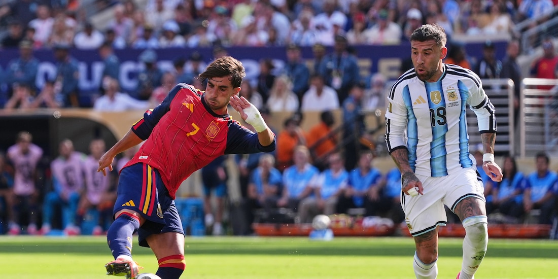 Ferran Torres saca un disparo de gol.