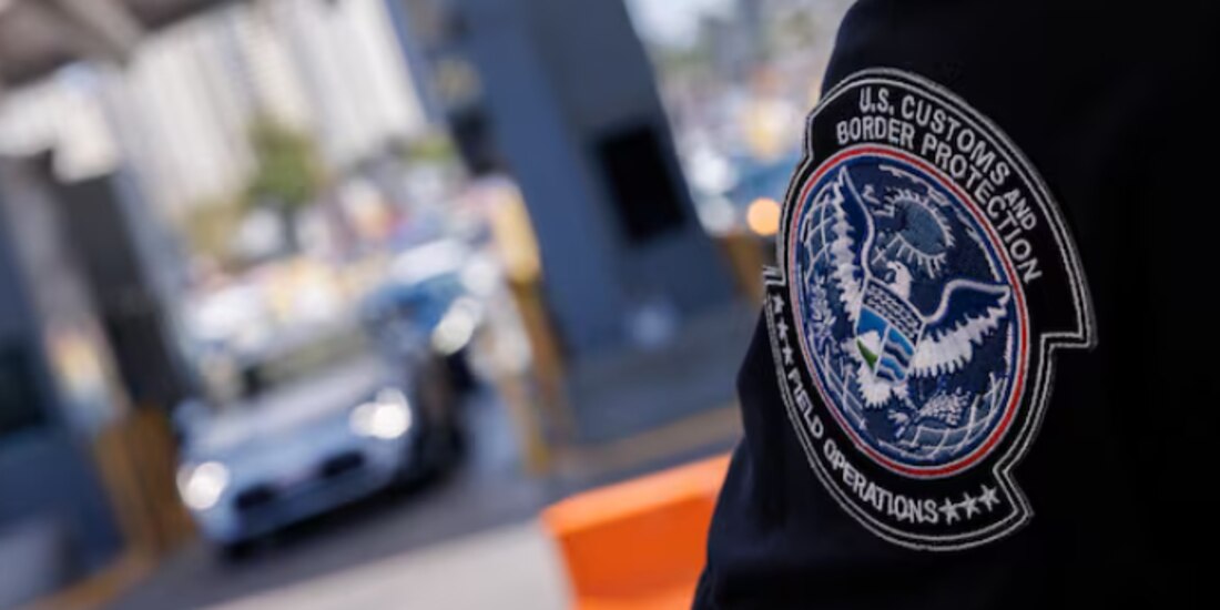 Un oficial de Aduanas y Protección Fronteriza de Estados Unidos trabaja en el cruce fronterizo entre México y Estados Unidos en la frontera de San Ysidro en San Diego, California, EE. UU., el 29 de mayo de 2020.