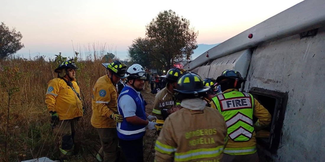 Equipos de emergencia atienden accidente en Morelia.