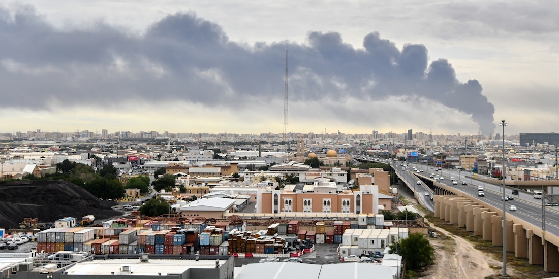 Columna de humo sale del Aeropuerto Internacional de Kuwait luego de un ataque