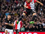 Santiago Giménez justo después de su remate de cabeza para poner el 5-0 del Feyenoord sobre el Sturm en la Europa League.