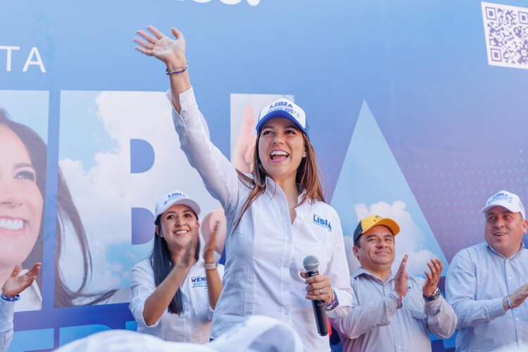 La aspirante del PAN, PRI y PRD, Libia Dennise García, en Uriangato, ayer.