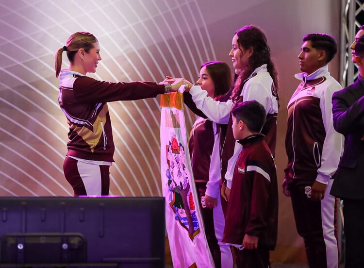 Abandera gobernadora Marina del Pilar a atletas de Baja California para los Juegos Nacionales de CONADE