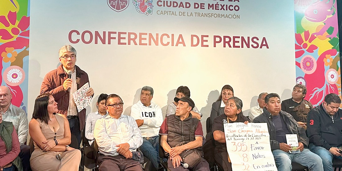 Autoridades capitalinas y vecinos de San Gregorio, ayer, en conferencia.