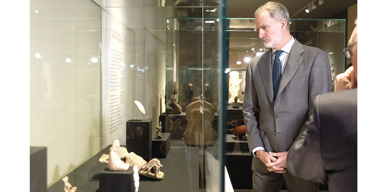 El rey Felipe VI, durante su visita a la exposición, ayer.