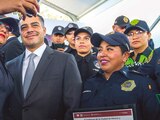 El titular de la SSC, Omar García Harfuch, accede a tomarse una selfie con elementos femeninos de la Policía capitalina, ayer.