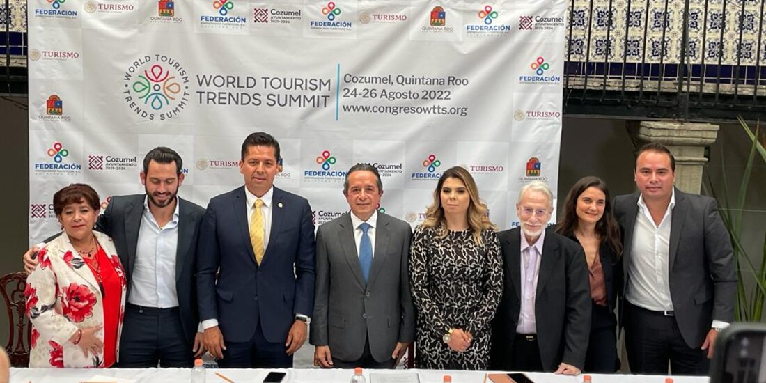 El Gobernador Carlos Joaquín (centro), en la presentación del WTTS de Cozumel.