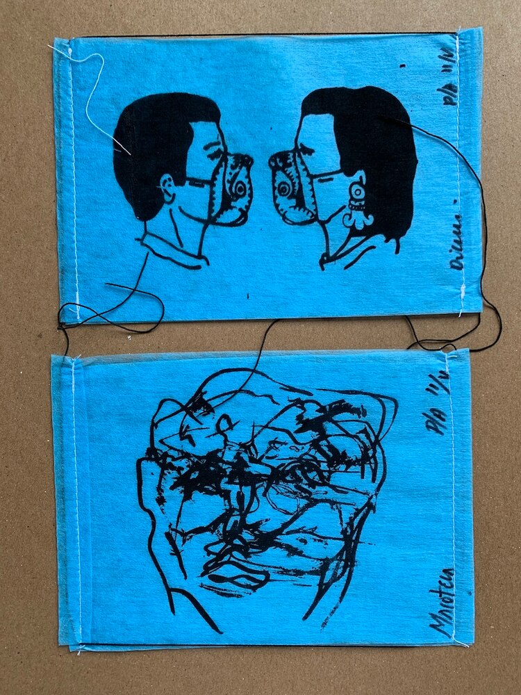 Intervención que hicieron Demián Flores y Macotela en cubrebocas.