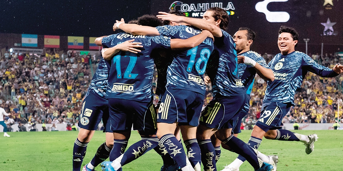 Jugadores azulcremas celebran el tanto que marcaron el sábado.