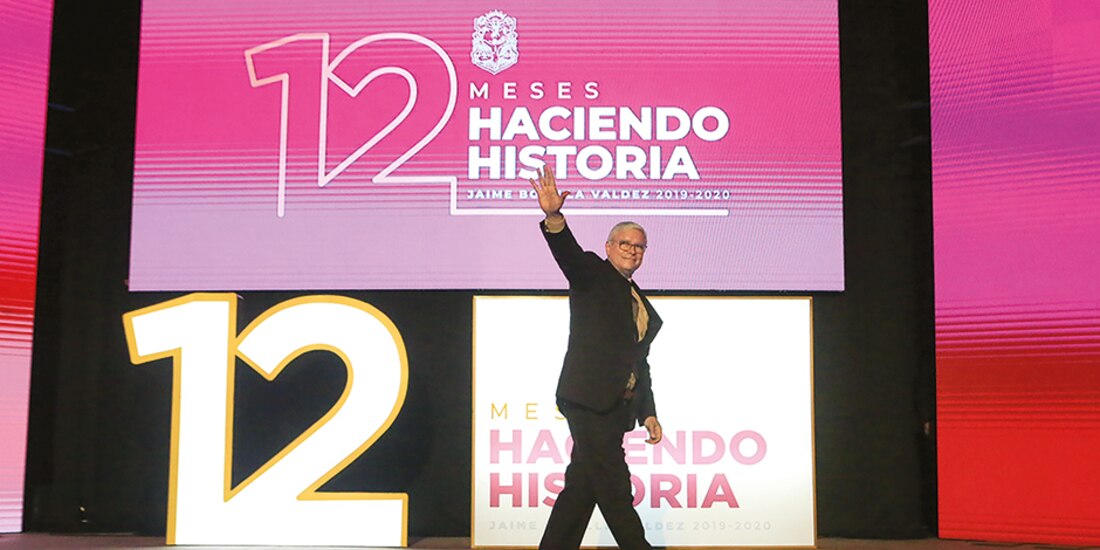 El gobernador se despide del auditorio, tras concluir su primer informe, ayer.