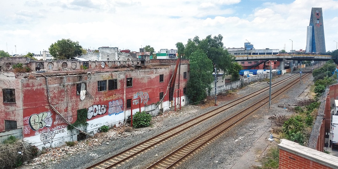 En torno a las viejas vías prevalece el abandono.
