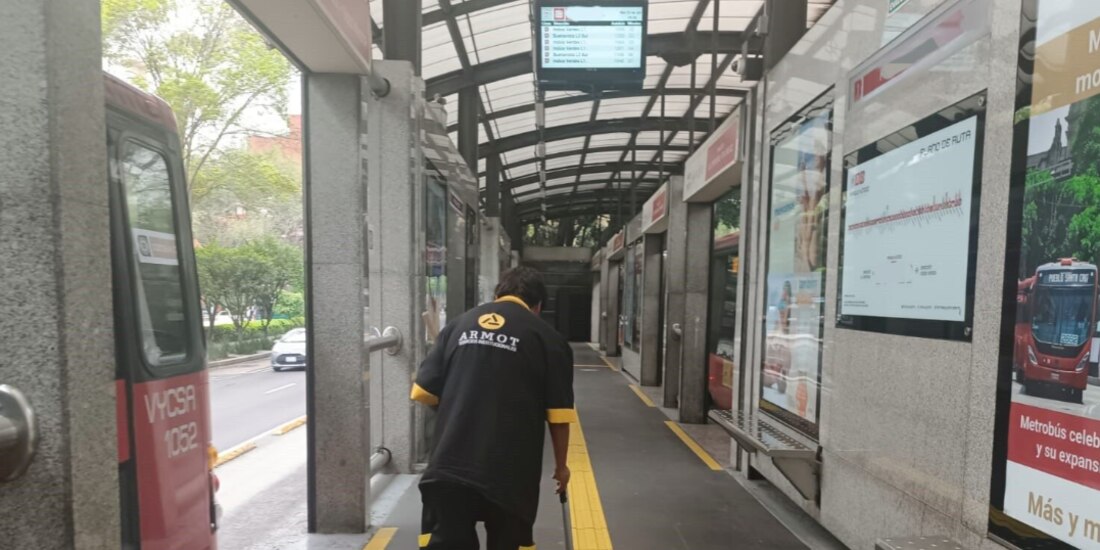 Un empleado de Armot limpia una estación del Metrobús, el 24 de junio.