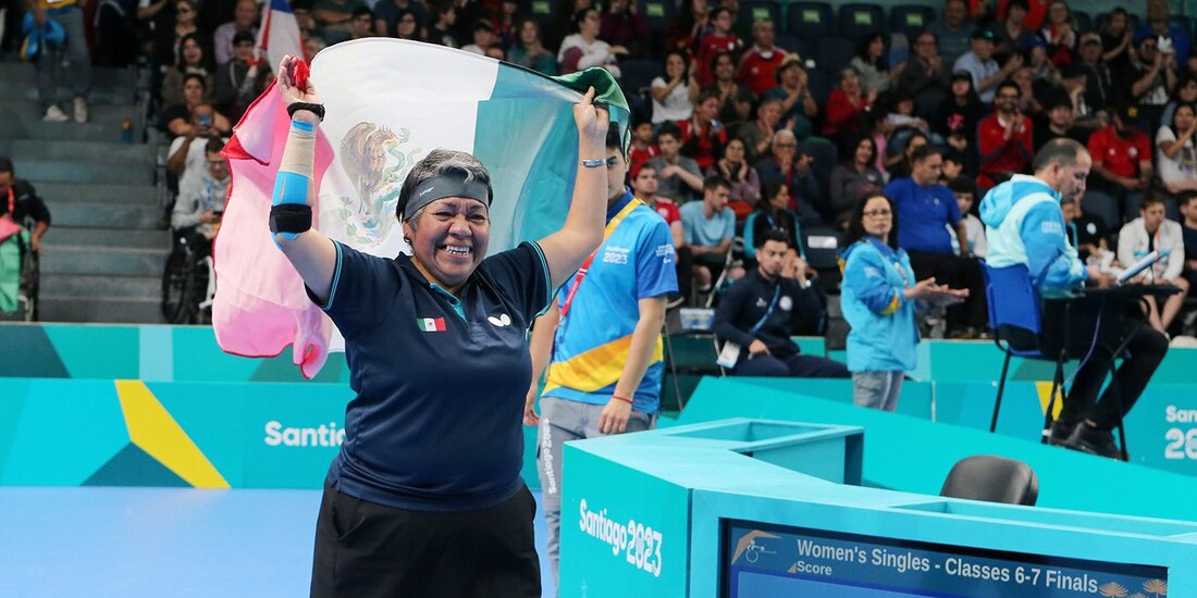 Claudia Pérez festeja tras haber logrado el oro en para tenis de mesa en los Juegos Parapanamericanos Santiago 2023.
