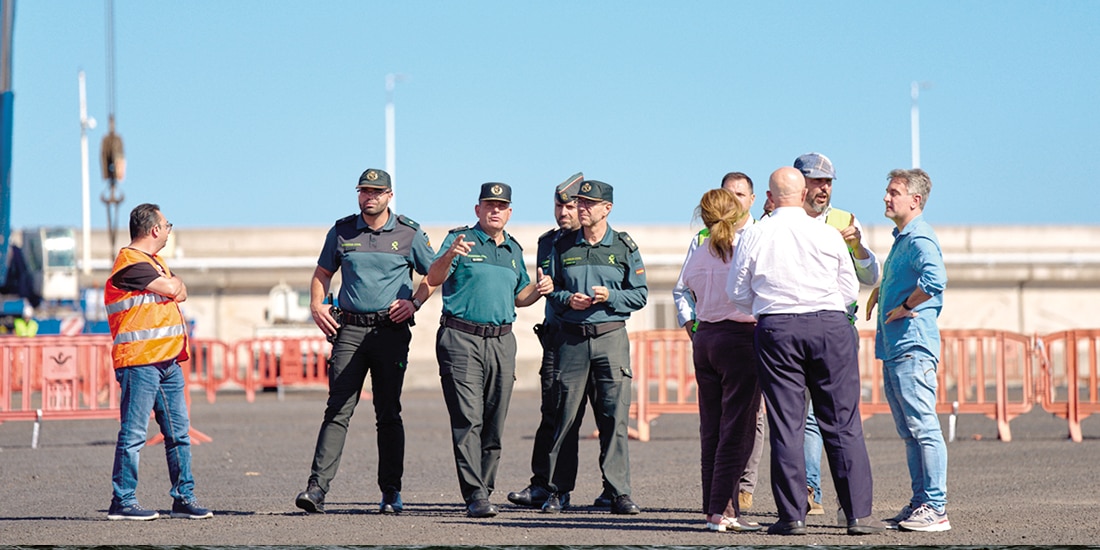 Autoridades sanitarias de España analizan en Tenerife la logística para la evacuación del MV Hondius, ayer