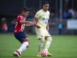 Román "Mozumbito" Martínez fue defendido por un aficionado tras una polémica jugada en el clásico amistoso entre América y Chivas.
