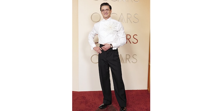 Pedro Pascal salió de lo convencional con este atuendo de Chanel.