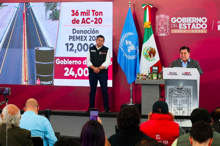 Al fondo, el gobernador de Puebla, junto al secretario de Infraestructura, José Manuel Contreras de los Santos.