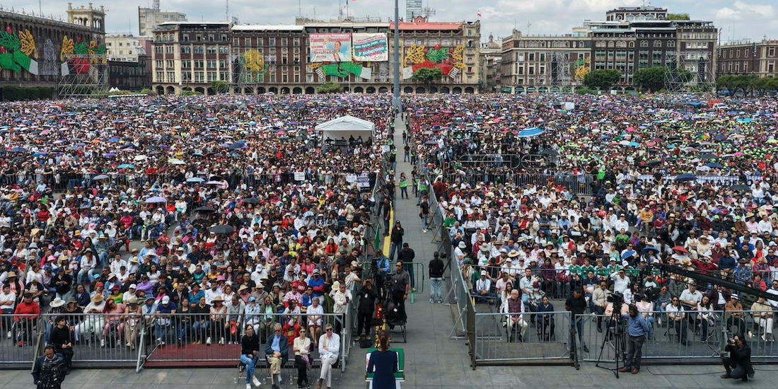 La presidenta Claudia Sheinbaum encabeza el cierre de la gira nacional "Honestidad y resultados" desde el Zócalo de la Ciudad de México.