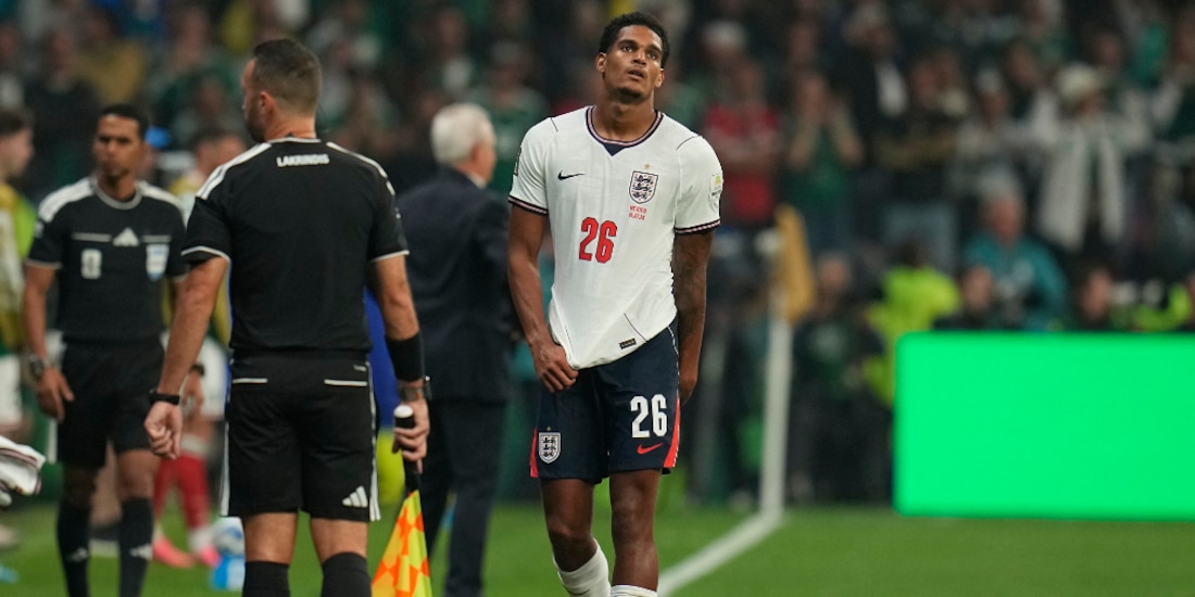 Jarell Quansah tras ser expulsado.