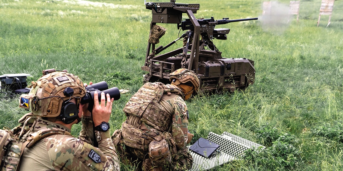 Soldados ucranianos realizan un ejercicio con un dron de combate, el 24 de mayo.