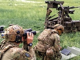 Soldados ucranianos realizan un ejercicio con un dron de combate, el 24 de mayo.