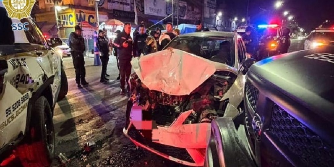 Conductora choca contra dos patrullas en alcaldía Cuauhtémoc.