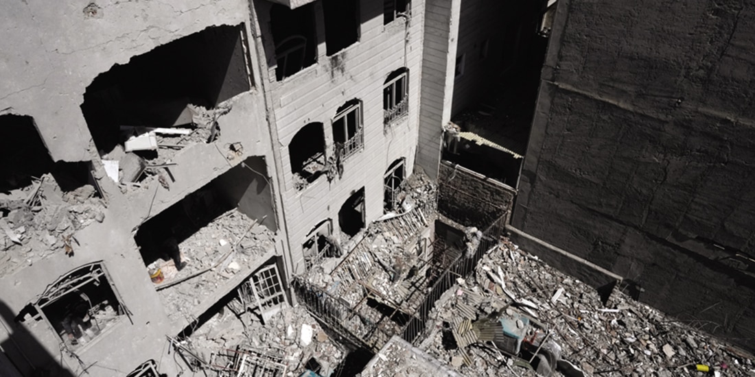 Un edificio resultó dañado en Teherán tras un ataque aéreo conjunto entre EU e Israel, ayer por la noche.
