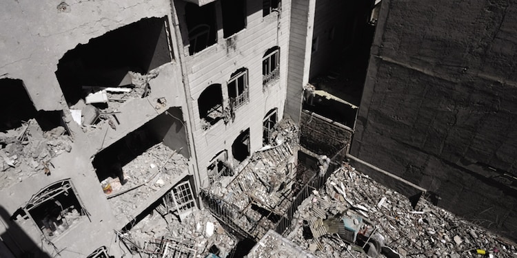 Un edificio resultó dañado en Teherán tras un ataque aéreo conjunto entre EU e Israel